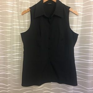 Black sleeveless buttoned shirt